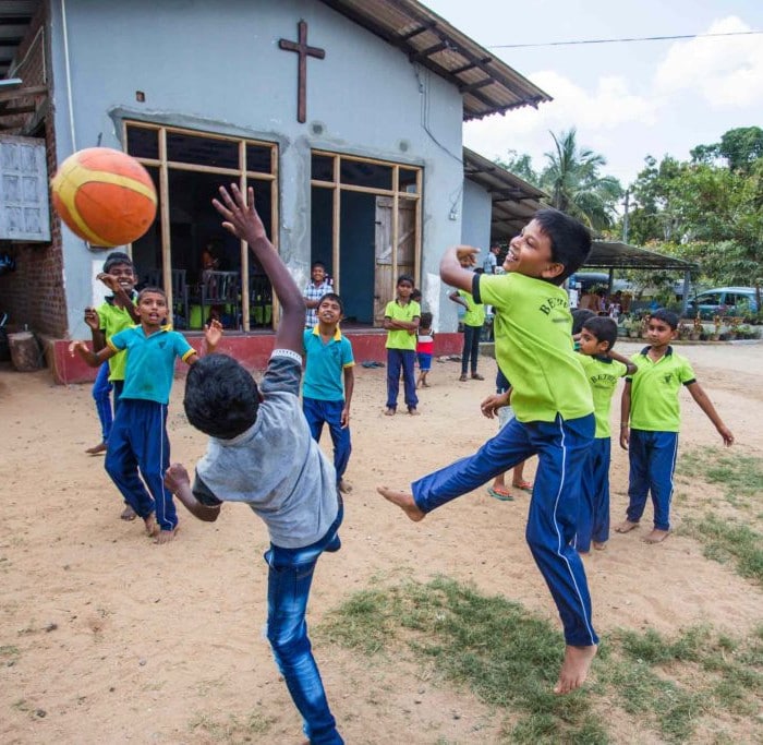 alt="Sri_Lanka_Kinderzentrum_Kinder_spielen_Ball_Compassion_Deutschland"