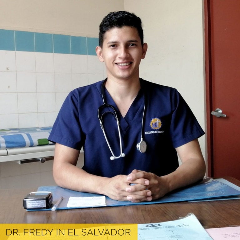 alt="Dr. Fredy in El Salvador_Compassion_Deutschland"