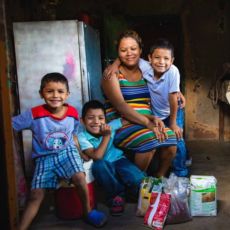 alt="Eine Familie in Honduras_Compassion_Deutschland"