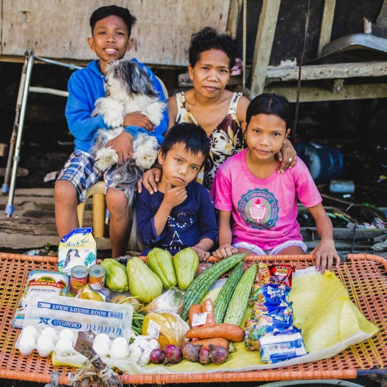 alt="Eine Familie auf den Philippinen_Compassion_Deutschland"