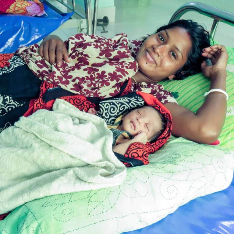 alt="Mom-and-Baby-in-Bangladesh_Compassion_Deutschland"