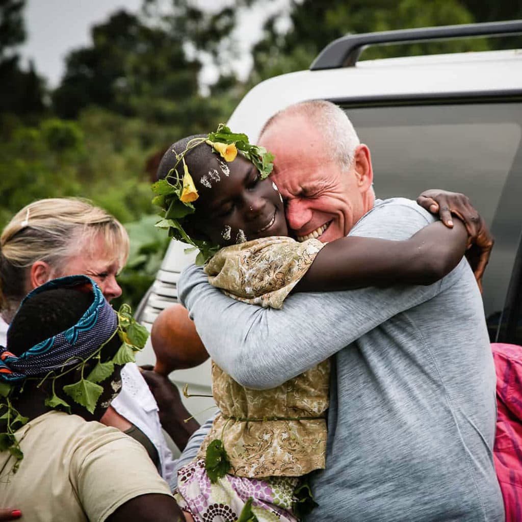 alt="Ein wunderbares Treffen nach 11 Jahren. Mädchen trifft Sponsor. Compassion Deutschland"