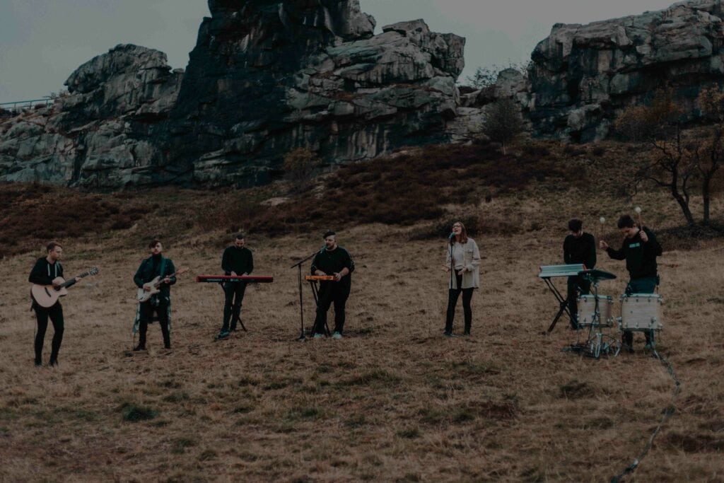 alt="Alive_Worship_Band_Videodreh_Compassion_Deutschland"