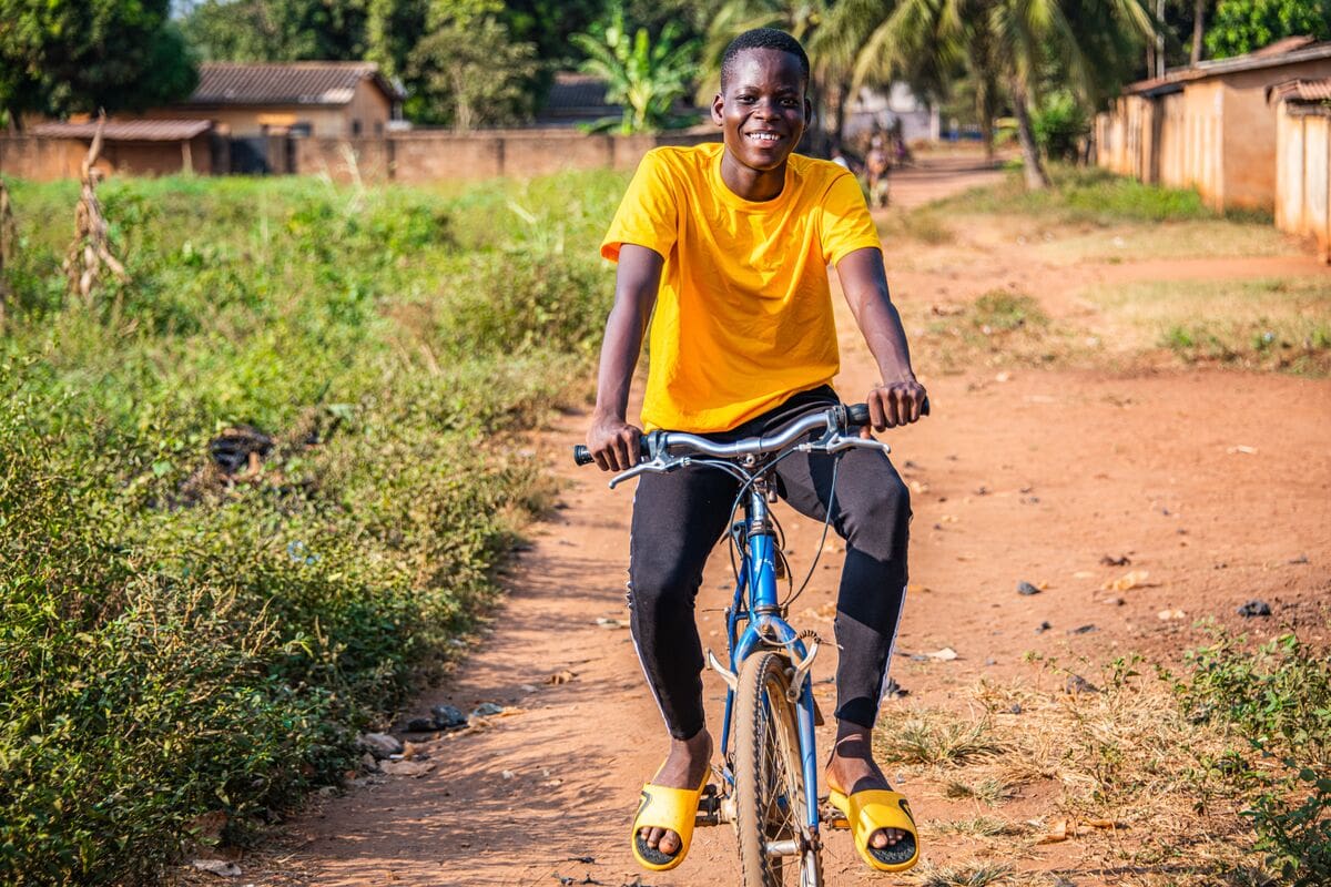 alt="Hoffnung_Togo_Antoine_Geschichte_Post_no_1_Fahrrad_Compassion_Deutschland"