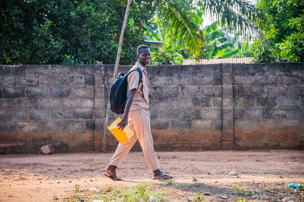 alt="Togo_Antoine_Schule_lernen_Compassion_Deutschland_Patenkind"