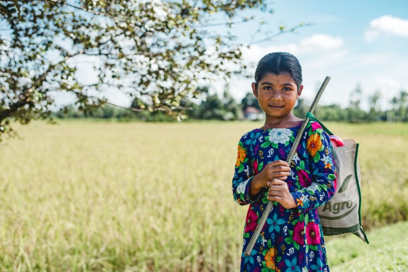 alt="neue_Hoffnung_für_Shahinas_Familie_Shahina_auf_einem_Feld_Bangladesch_Compassion_Deutschland"