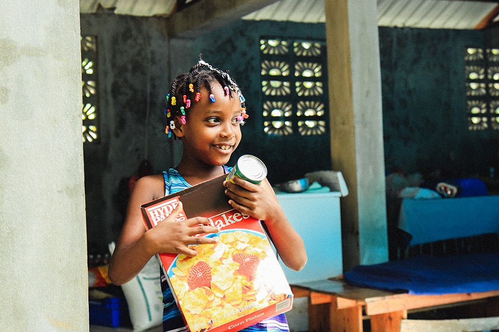 alt="Soraya_mit_Lebensmitteln_Haiti_Erdbeben_Wiederaufbau_Compassion_Deutschland"