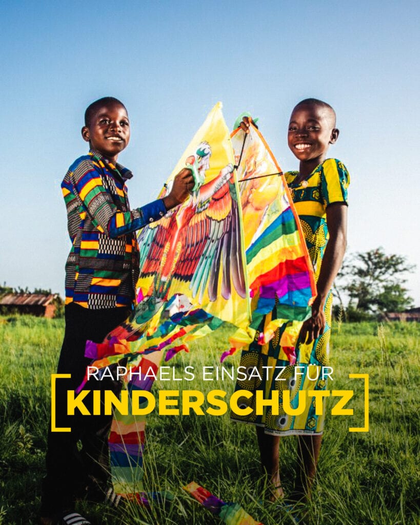 alt="Tag_gegen_Kinderarbeit_Kinder_spielen_mit_Flugdrachen_auf_Wiese_in_Togo_gemeinsam_gegen_Kinderarbeit_Compassion_Deutschland"