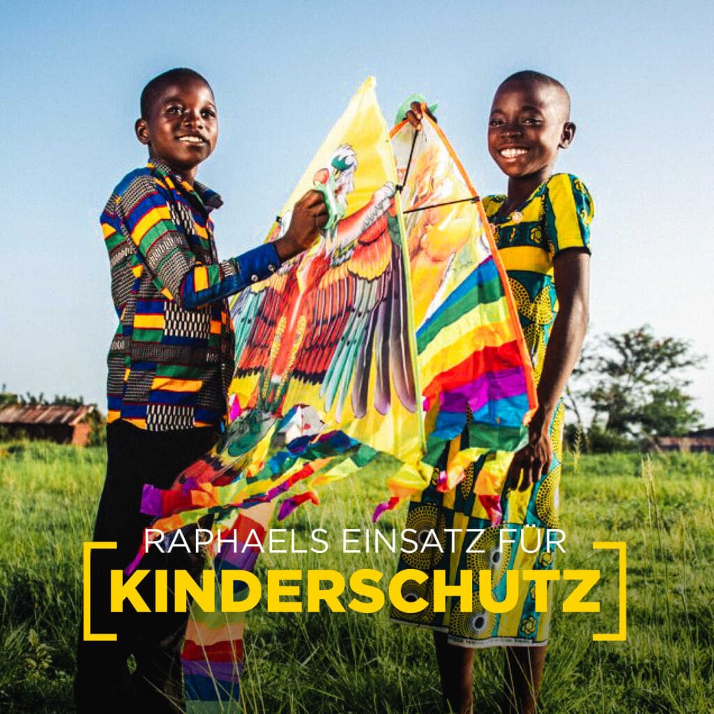alt="Tag_gegen_Kinderarbeit_Kinder_speilen_mit_bunten_Flug_Drachen_auf_Wiese_in_Togo_gemeinsam_gegen_Kinderarbeit_Compassion_Deutschland"