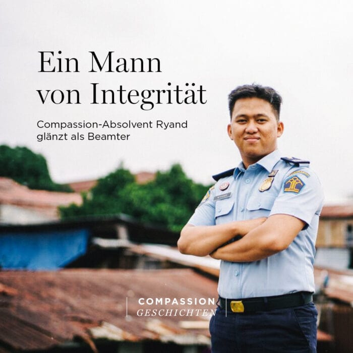 alt="Ryan_der_Beamte_ein_Mann_von_Integrität_Compassion_Indonesien_Mann_steht_vor_Wellblech_Hütten_Blog_post"