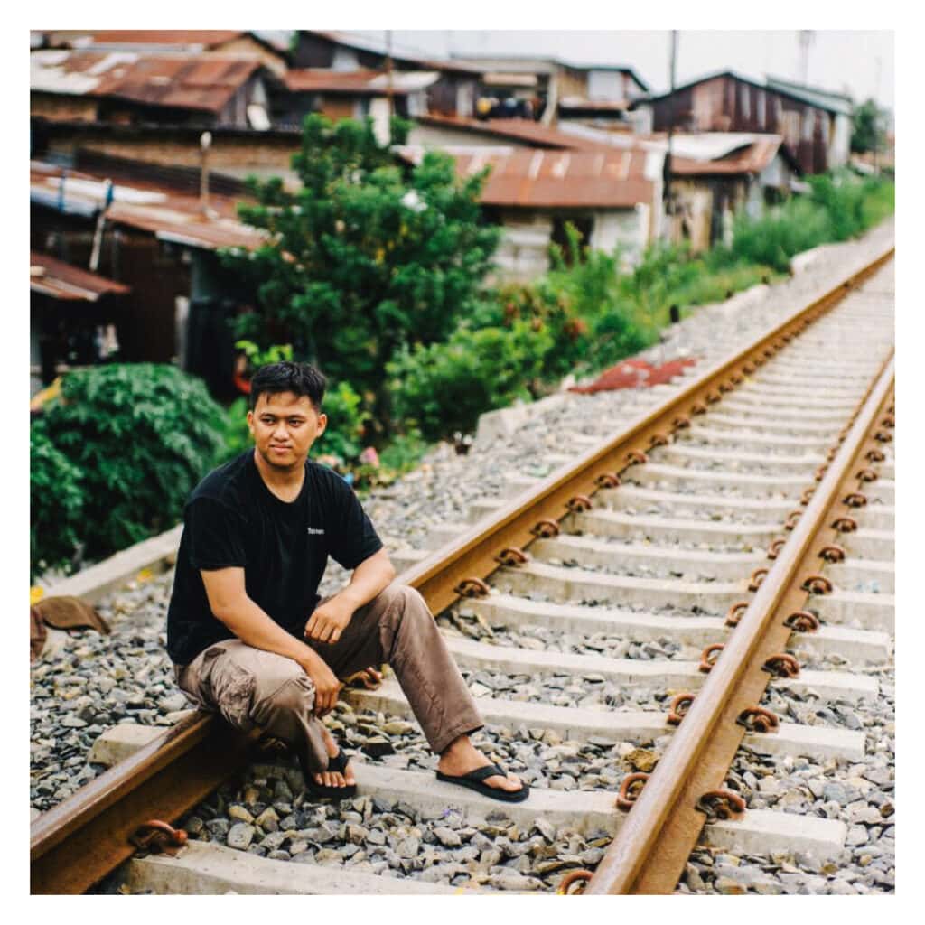 alt="Ryan_der_Beamte_ein_Mann_von_Integrität_Compassion_Indonesien_Mann_sitzt_auf_Eisenbahnschienen_Blog_post"