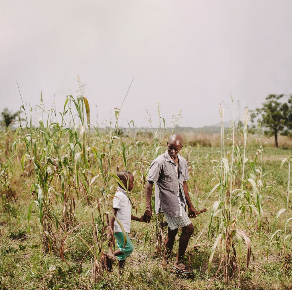 alt="Vater und Sohn auf einem Feld in Afrika, Dürren und Lebensmittelkrise, Lebensmittelhilfe, Limitededition, der Gemeindebrief hilft, Compassion Deutschland"
