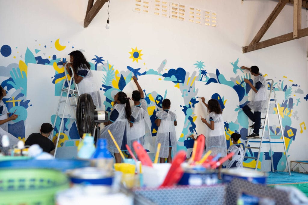 alt="Kunstprojekt_Kiner_hope_arthelps_kreativer_workshop_brasilien_stefan_kunz_kinder_bemalen_eine_Wand_im_Compassion_Kinderzentrum"