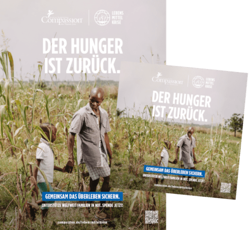 alt="Vater und Sohn auf einem Feld in Afrika, Dürren und Lebensmittelkrise, Limitededition, Lebensmittelhilfe, der Gemeindebrief hilft, der Hunger ist zurück, Compassion Deutschland"