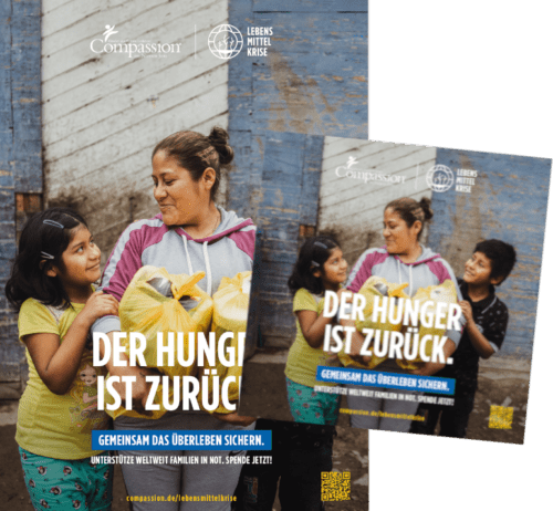 alt="Mutter mit ihren Kindern, Mutter trägt Lebensmitteltüten, Dürren und Lebensmittelkrise, Lebensmittelhilfe, Limitededition, Nahrungsmittelknappheit und Dürre, Gemeindebrief, der Hunger ist zurück, Compassion Deutschland"