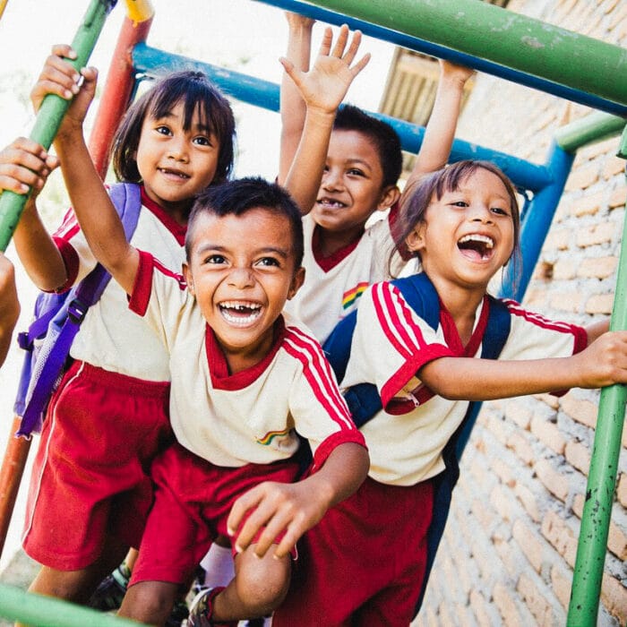 alt="Kinder spielen auf einem Klettergerüst im Kinderzentrum Compassion Deutschland"