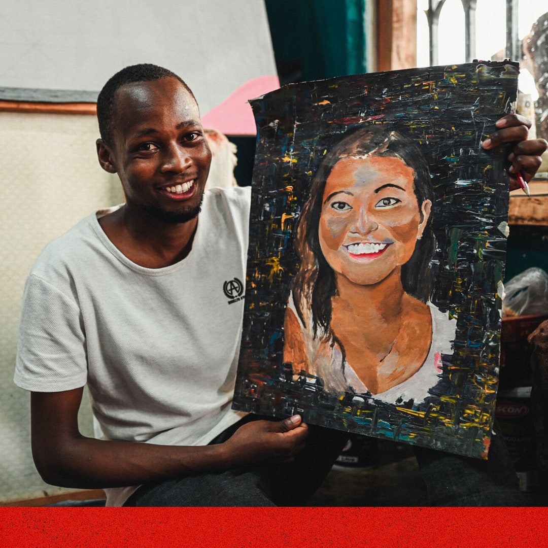alt="Isaac und gemaltes Bild von Frau Muskathlon Uganda 2023"