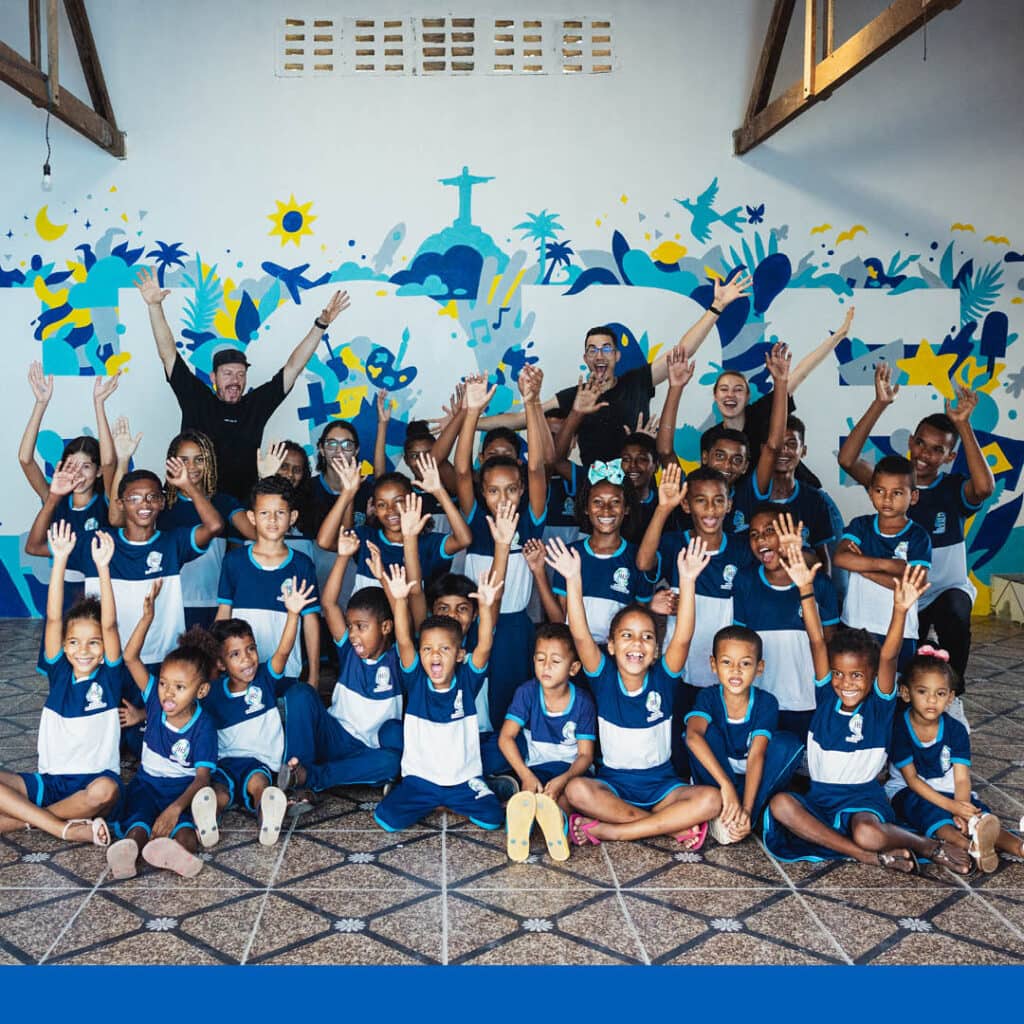 alt="Arthelps und Compassion Kreativ Projekt Brasilien Kinder malen und sind kreativ"