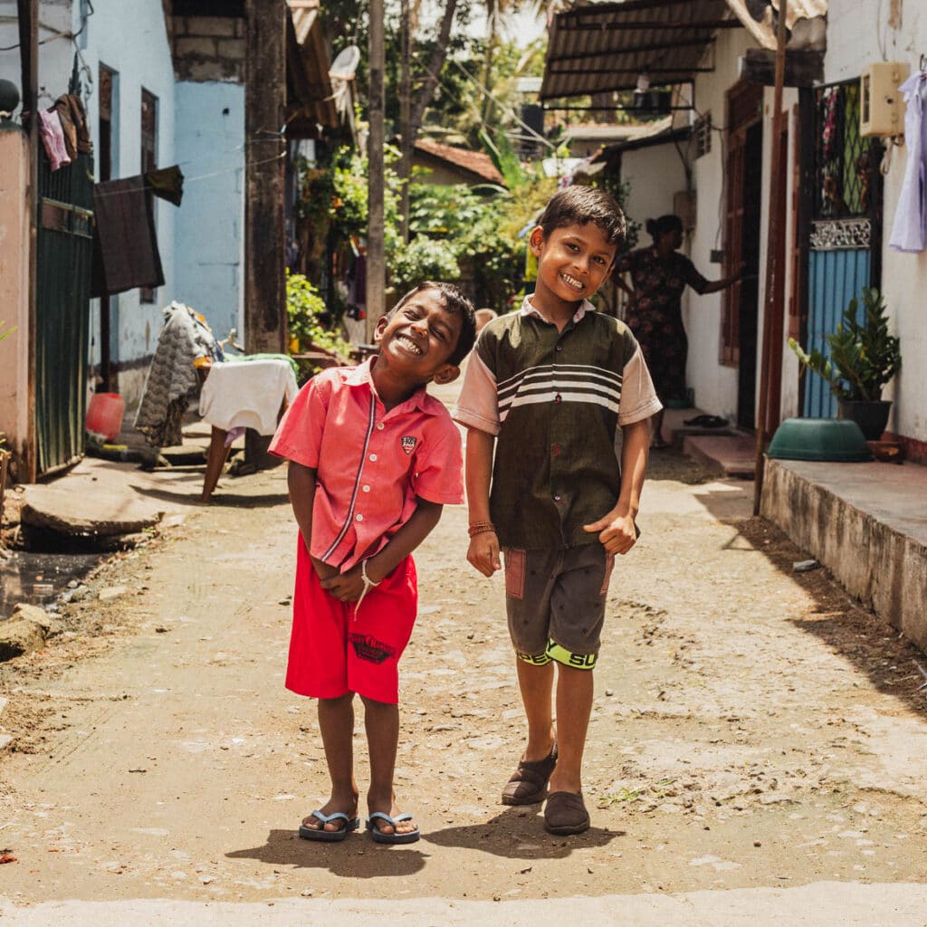 alt="Sri Lanka Thamilselvi mit Bruder Geschichte Lebensmittelknappheit Compassion Deutschland"