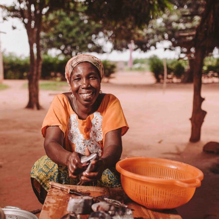 alt="Drei Frauen, die den Hunger bekämpfen / eine Köchin aus Togo"