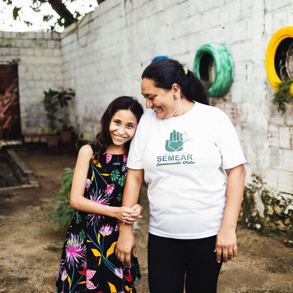 alt="Drei Frauen, die den Hunger bekämpfen / eine Tutorin aus Brasilien"