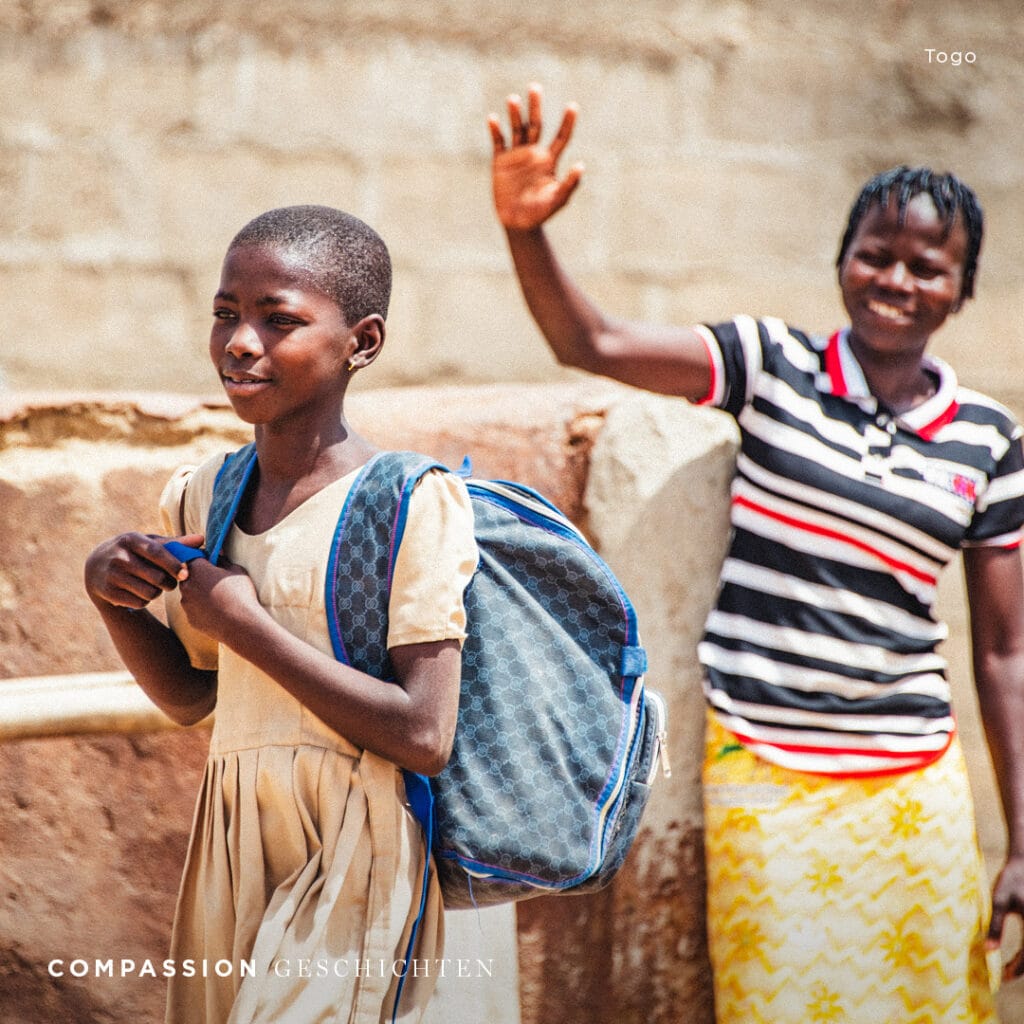 alt="Bernadette mit Mama auf dem Weg zur Schule, ein neuer Fokus auf Bildung Togo Compassion Deutschland"