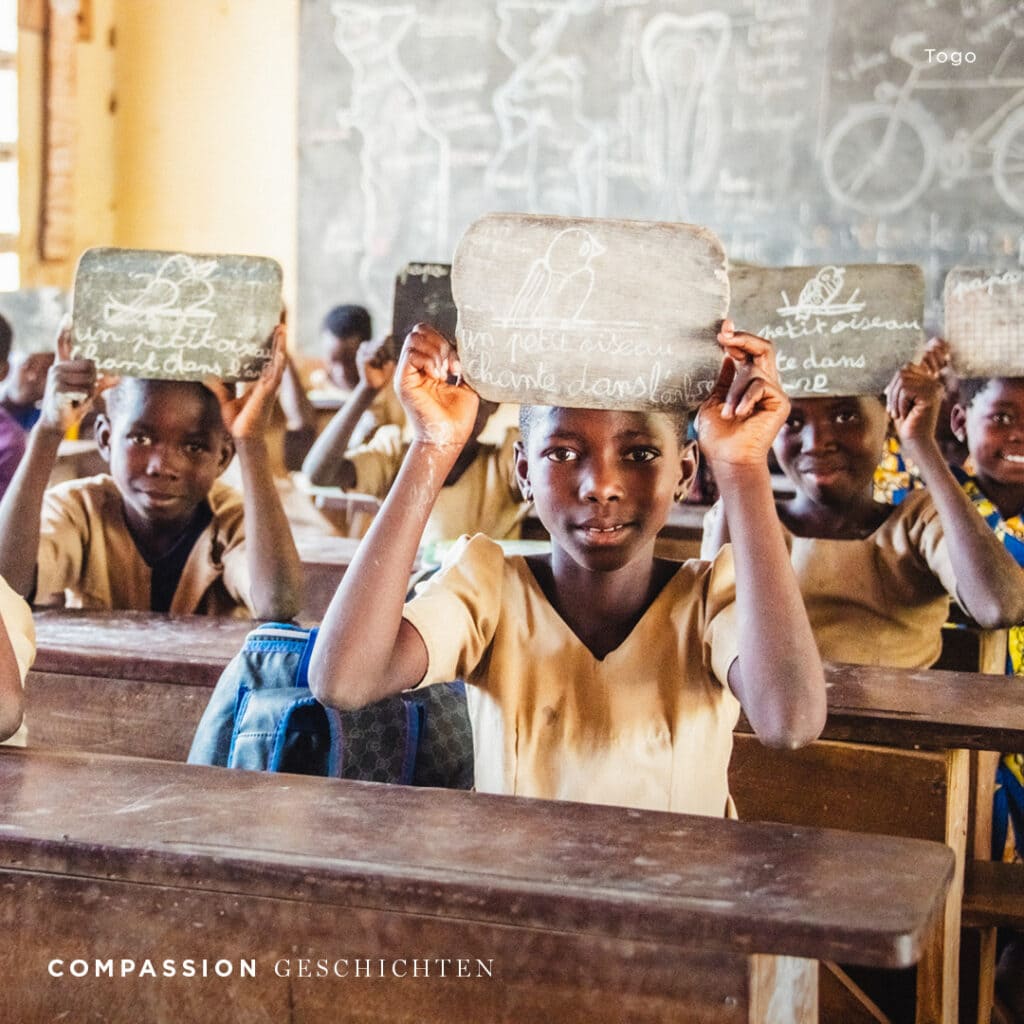 alt="Bernadette in der Schule, ein neuer Fokus auf Bildung Togo Compassion Deutschland"