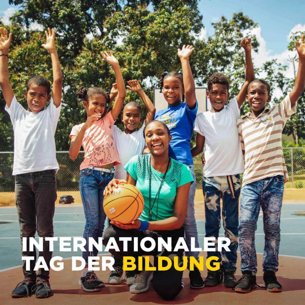 alt="Internationaler Tag der Bildung, Dominikanische Republik , Bedarlyn beim Ballspielen mit Freunden in der Schule"