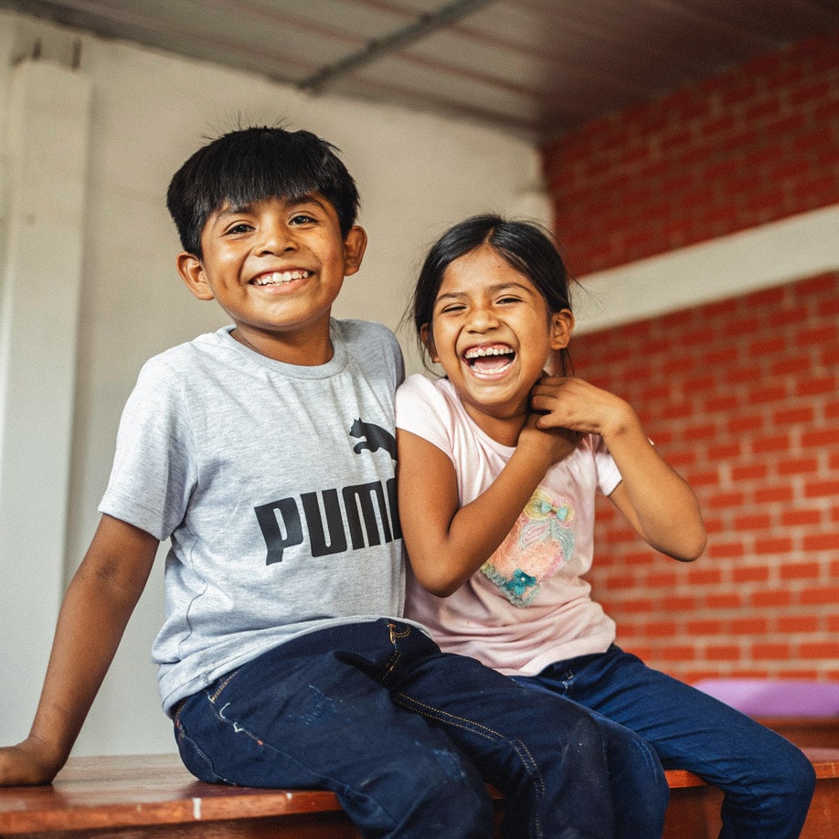 alt="Funny und ihr Bruder Samuel lächeln gemeinsam in die Kamera, Peru"