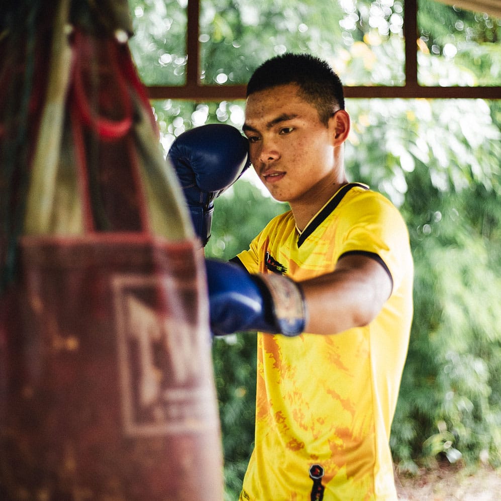 alt="Chaiwat trainiert begeistert mit seinem Boxsack, Thailand"