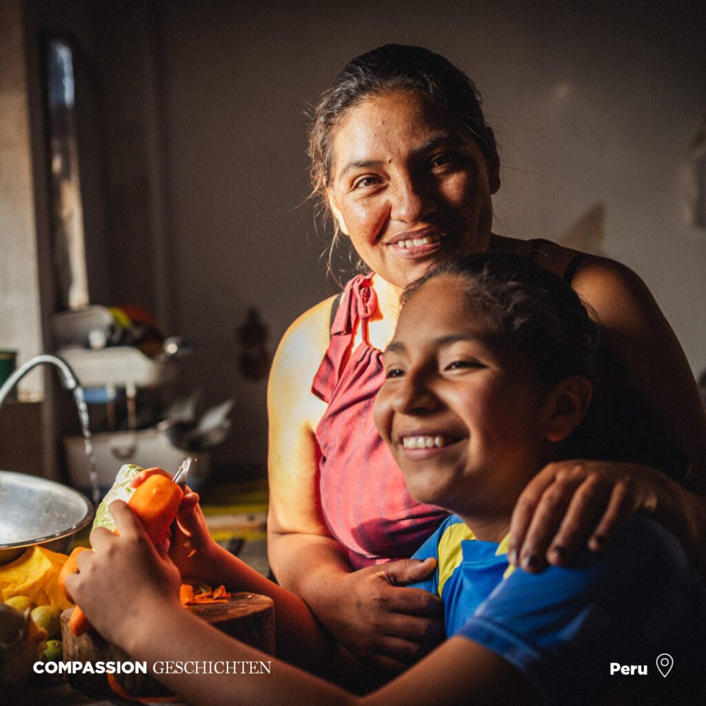 alt="Endlich sauberes Wasser, Peru, Anghies Geschichte, Anghie mit Mutter beim Kochen"