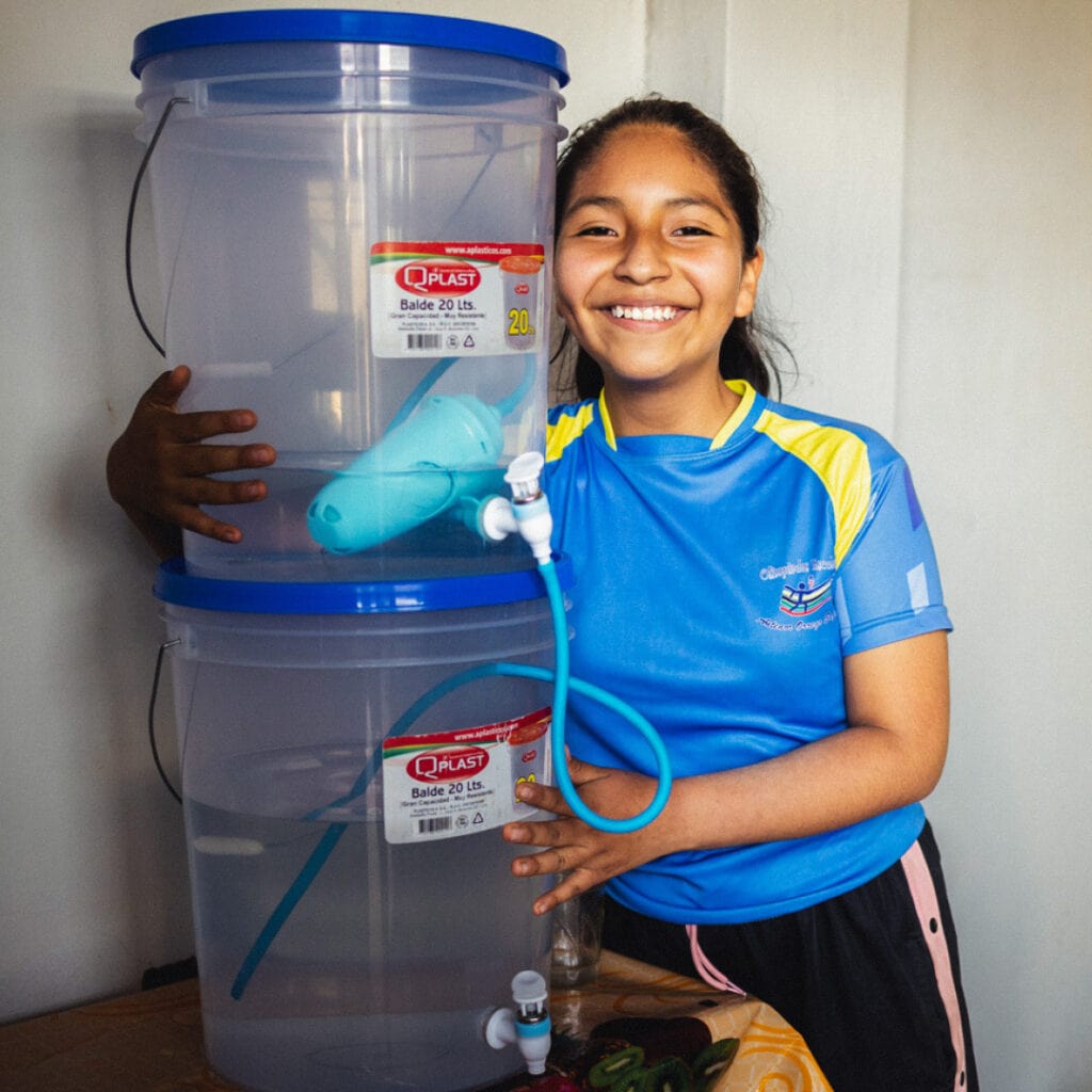 alt="Endlich sauberes Wasser, Peru, Anghies Geschichte, Anghie mit Wasseraufbereitungsanlage"