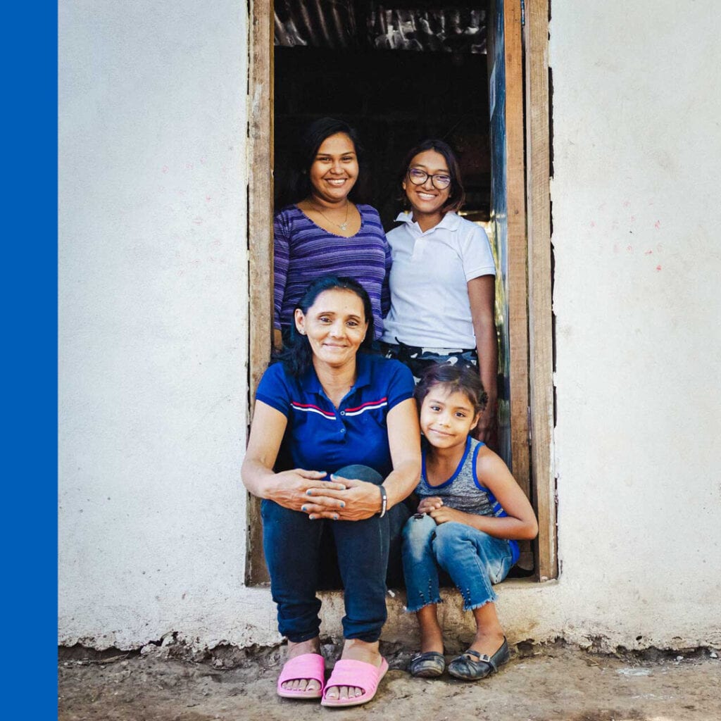 alt="Keyling mit Familie vor ihrem Haus Nicaragua Keylings Weg zu mehr Selbstvertrauen Blogebeitrag Compassion Deutschland"
