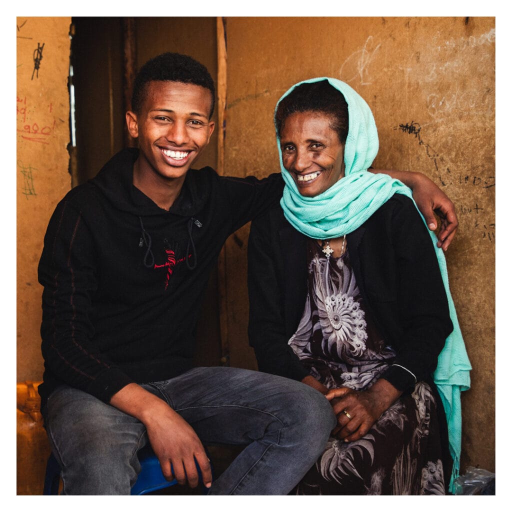 alt="Mikiyas aus Äthiopien mit Mutter vor ihrem Haus Compassion Geschichte"