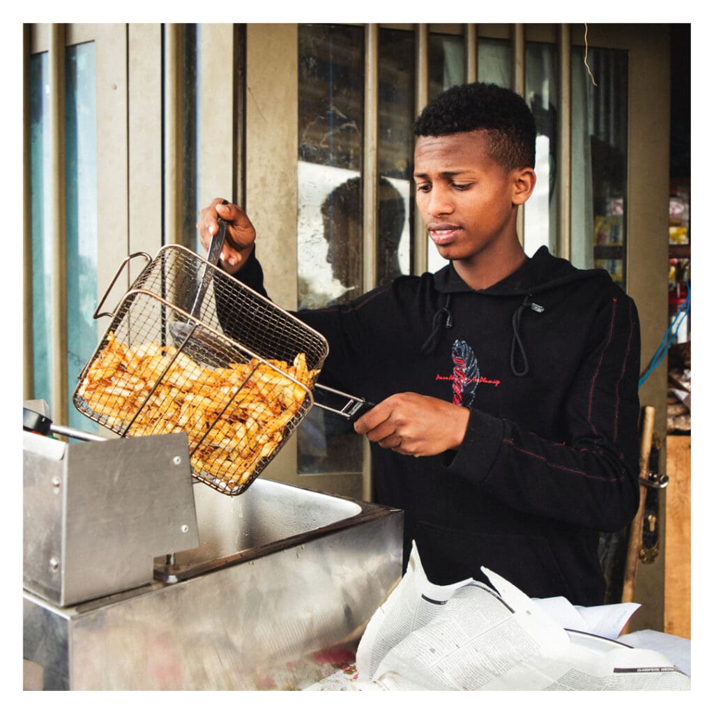 alt="Mikiyas aus Äthiopien beim Pommes frittieren Compassion Geschichte"