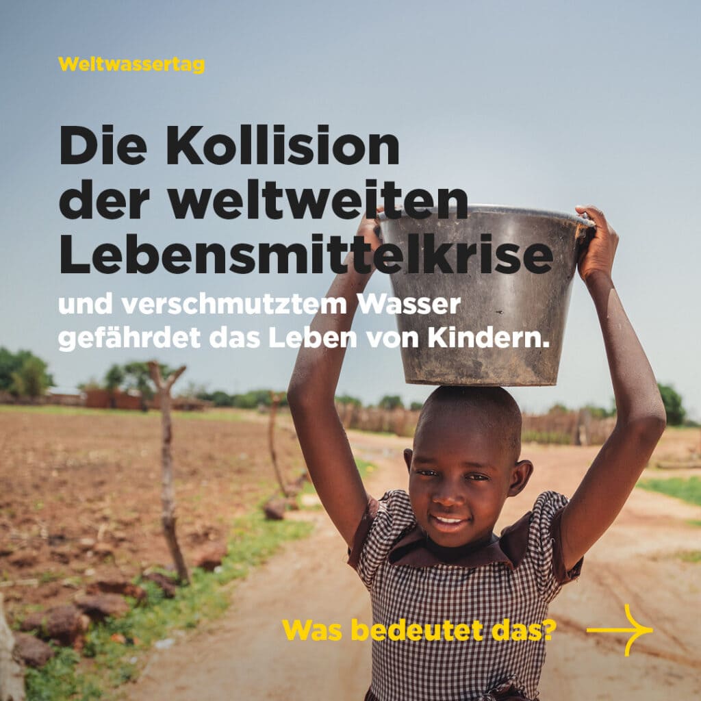 alt="Weltwassertag 2023, Kind mit Wassereimer, Kinder haben endlich Zugang zu sauberem Wasser, Compassion Deutschland"