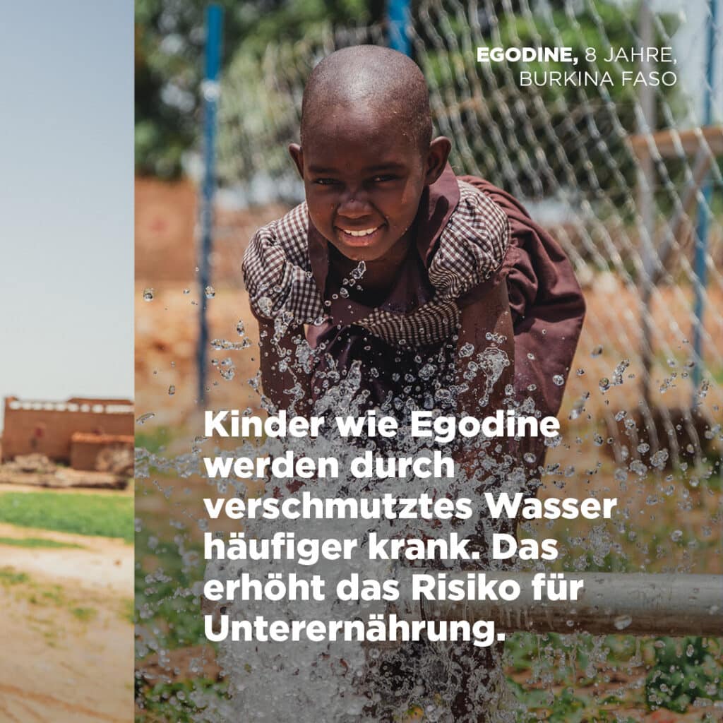 alt="Weltwassertag 2023, Kind spielt an einer Wasserleitung, Kinder haben endlich Zugang zu sauberem Wasser, Compassion Deutschland"