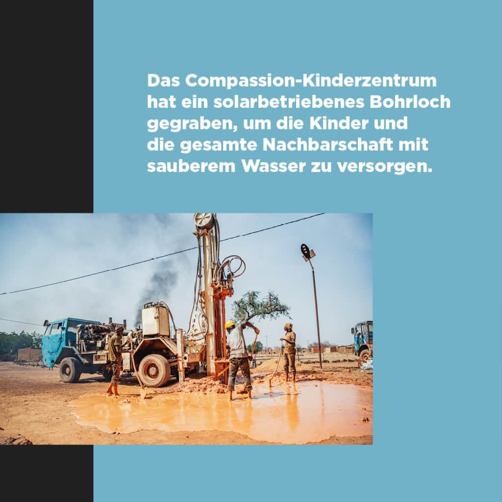 alt="Weltwassertag 2023, Bagger graben ein Brunnenloch, Kinder haben endlich Zugang zu sauberem Wasser, Compassion Deutschland"