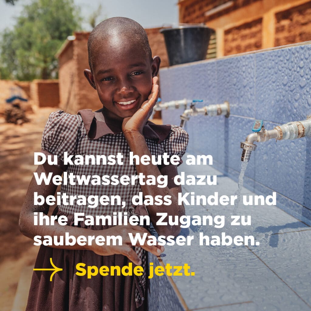 alt="Weltwassertag 2023, Kind vor Waschbecken, Kinder haben endlich Zugang zu sauberem Wasser, Compassion Deutschland"