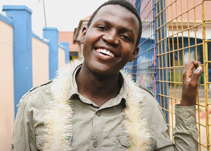 alt="Victors Arbeit zahlt sich aus, Uganda, Compassion Deutschland, Victor an einem Zaun"