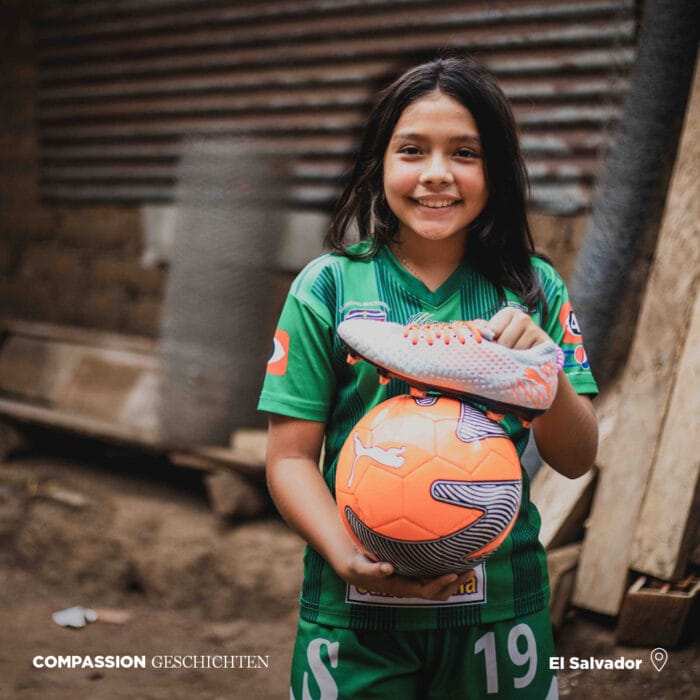 alt="Karlas Geschichte, Fußball spielen ist ihr Hobby, Karla mit Fußball in der Hand, El Salvador"