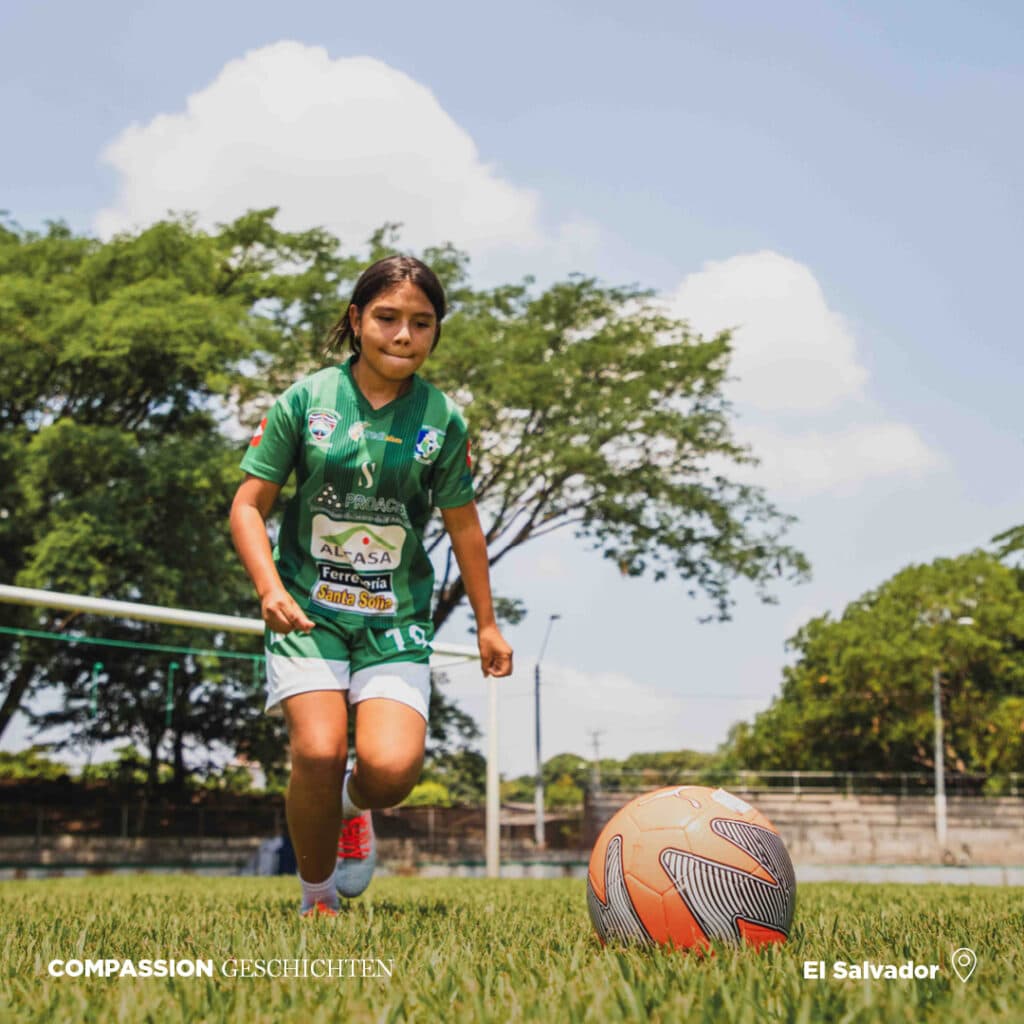 alt="Karlas Geschichte, Fußball spielen ist ihr Hobby, Karla mit ihrem Fußballschuhen, El Salvador"