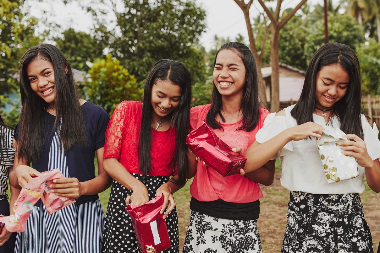 alt="Weihnachtsspende, Mädchen bekommen im Kinderzentrum Weihnachtsgeschenke überreicht und freuen sich, Mein Compassion neues Portal Compassion Deutschland"
