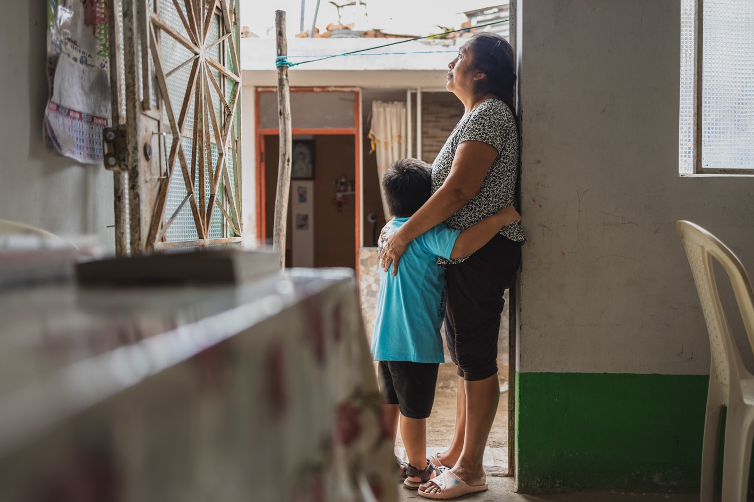 alt="Child Protection Compassion Deutschland, Mutter mit ihrem Jungen im Hauseingang"