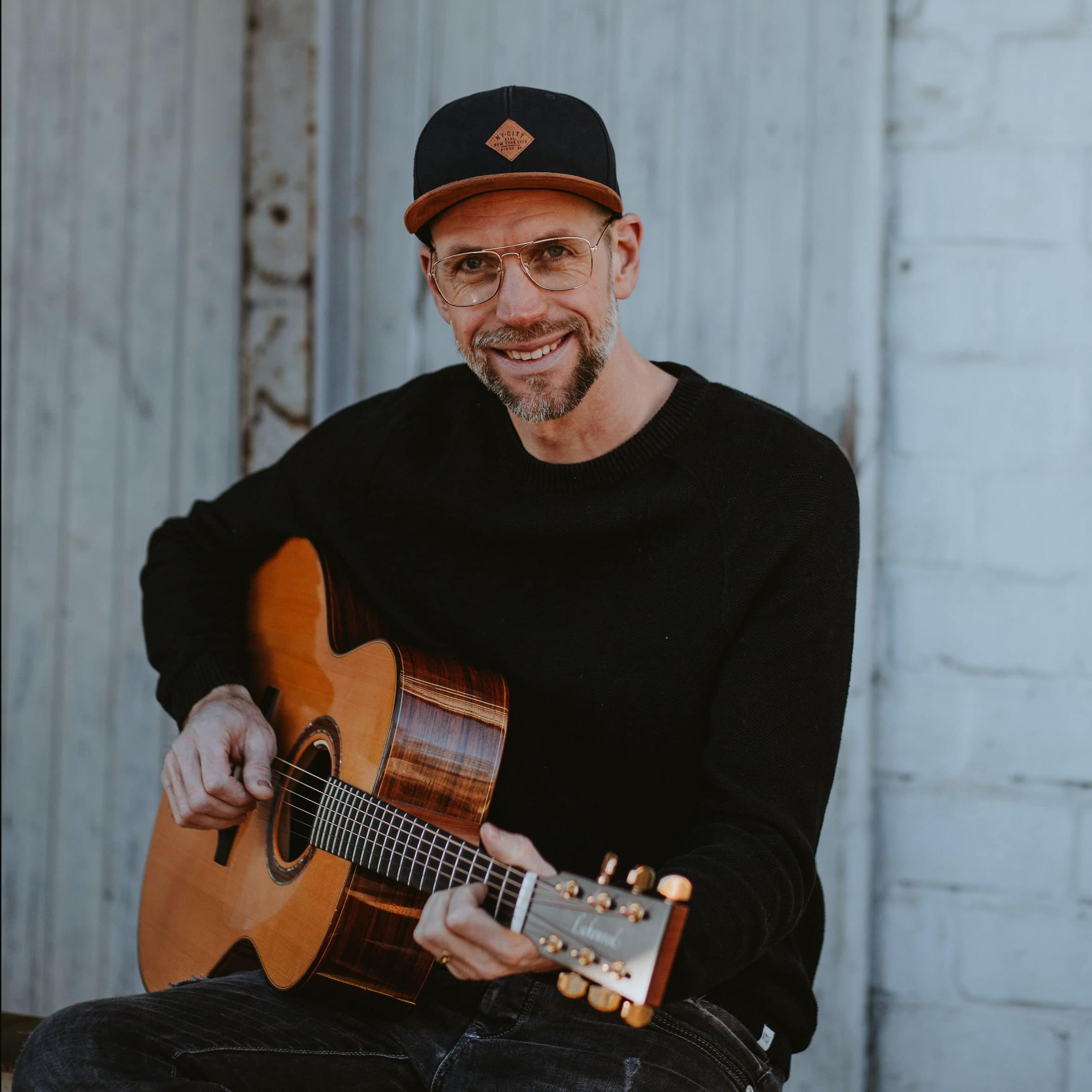 alt="Daniel Harter Musikgottesdienst Daniel Harter mit Gitarre"