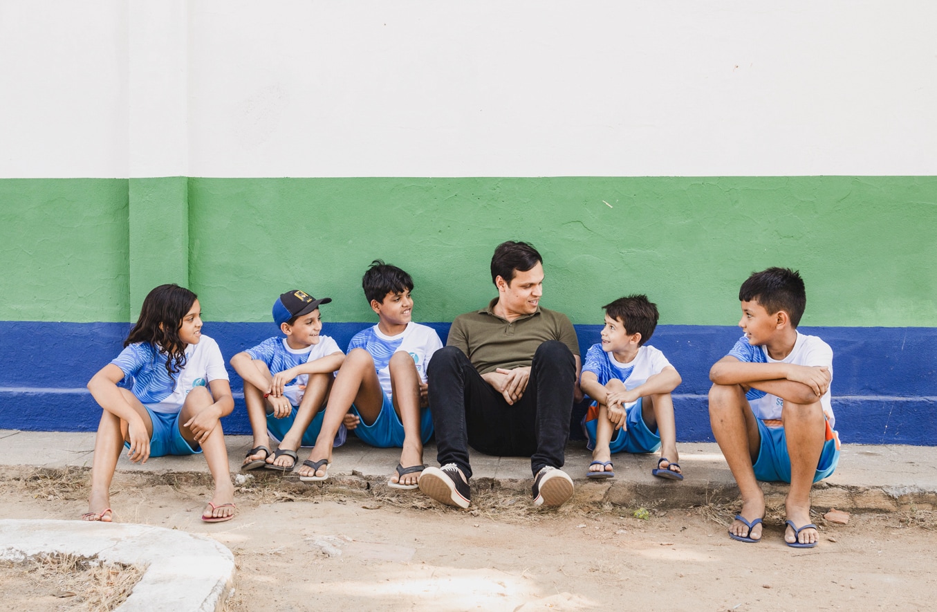 alt="Kinderpatenschaft Mein Compassion Eraldo mit Kindern, Compassion Deutschland"
