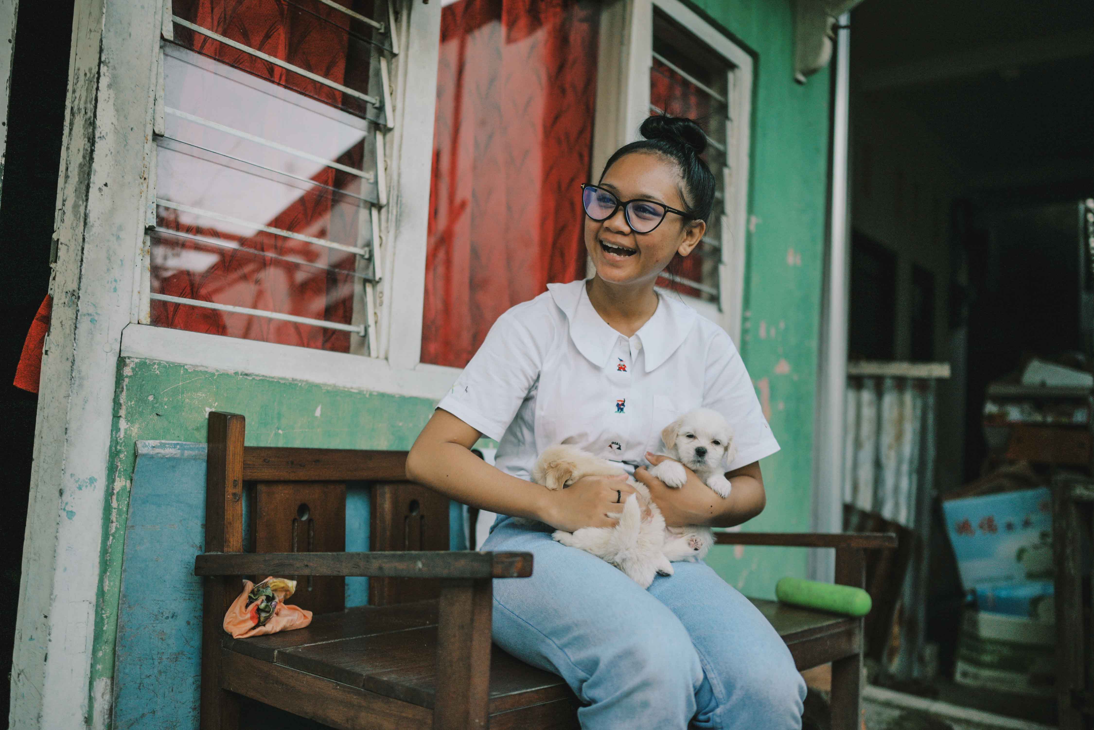 alt="Ich tanze mich frei, Tessas Geschichte, Tessa mit ihren Hunden, traditioneller javanischer Tanz, Indonesien, Compassion Deutschland"