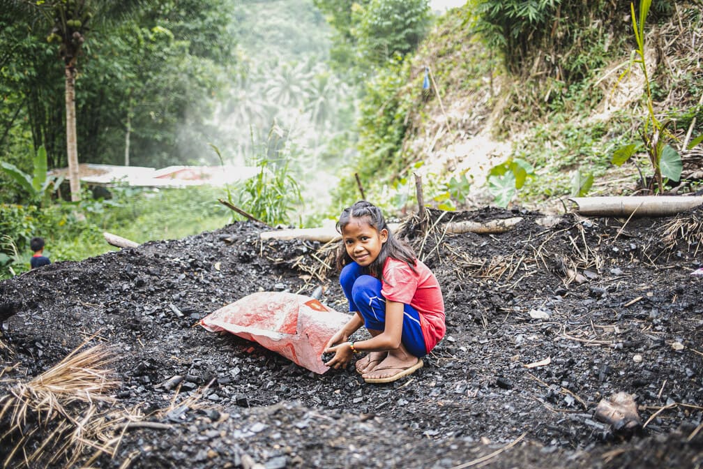 alt="Zwischen Holzkohle, Großstadt-Slum und Compassion-Kinderzentrum, Cristina, Philippinen, Compassion Deutschland"