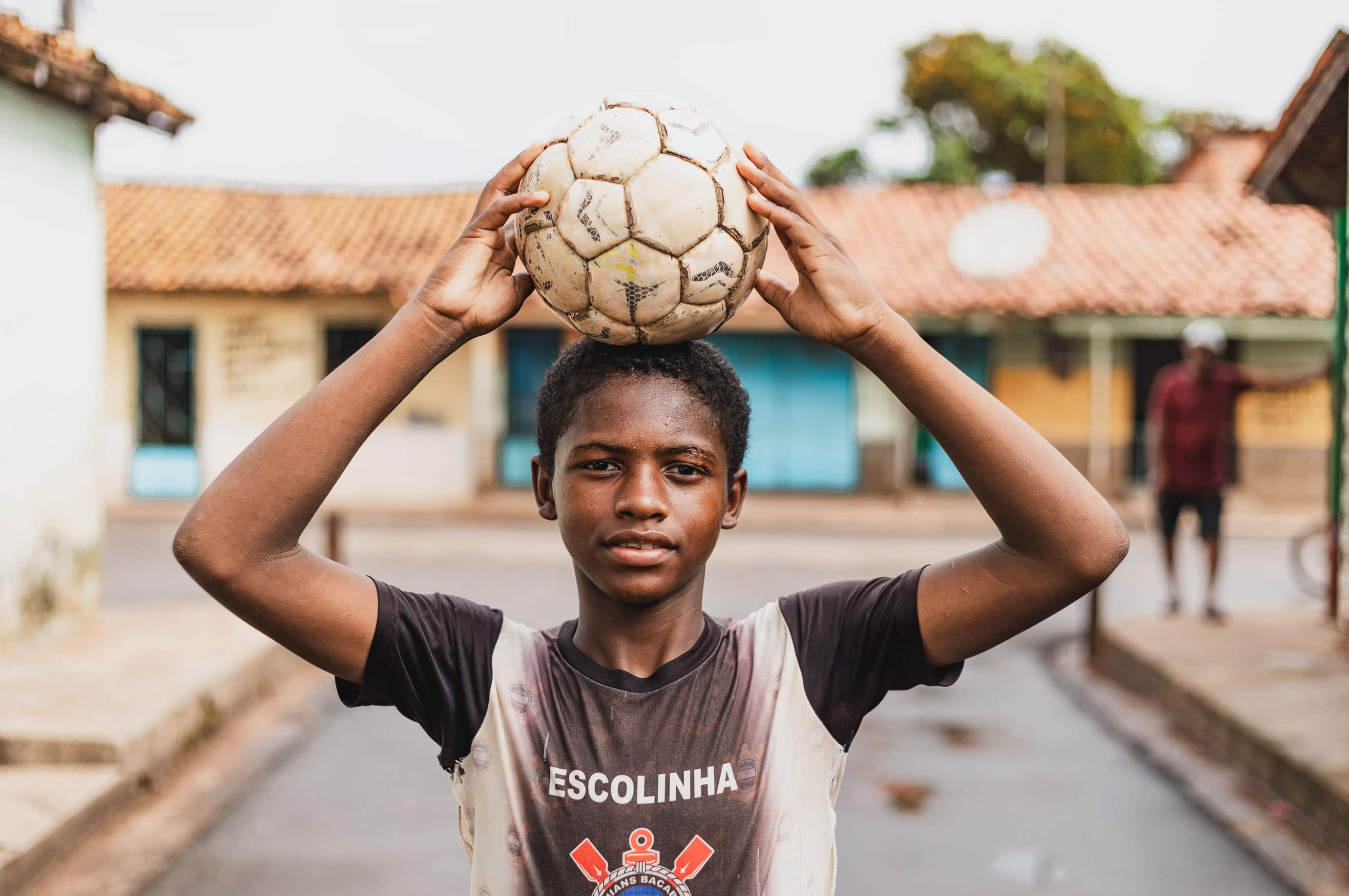 alt="Luis mit einem Fußball auf dem Kopf, Luis`s Geschichte, Compassion Deutschland, Luís‘ Träume inmitten extremer Armut, Brasilien"