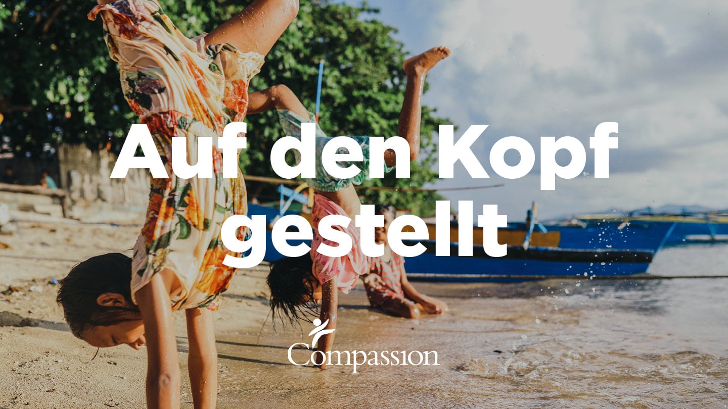 alt="YouVersion Auf den Kopf gestellt, Bibellesepläne, Compassion Deutschland"